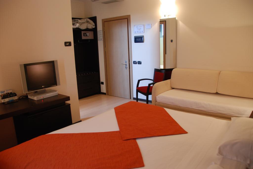 Hotel Metropolis Reggio Emilia Exterior foto